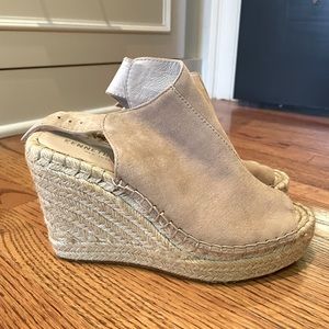Kenneth Cole nude/natural wedges